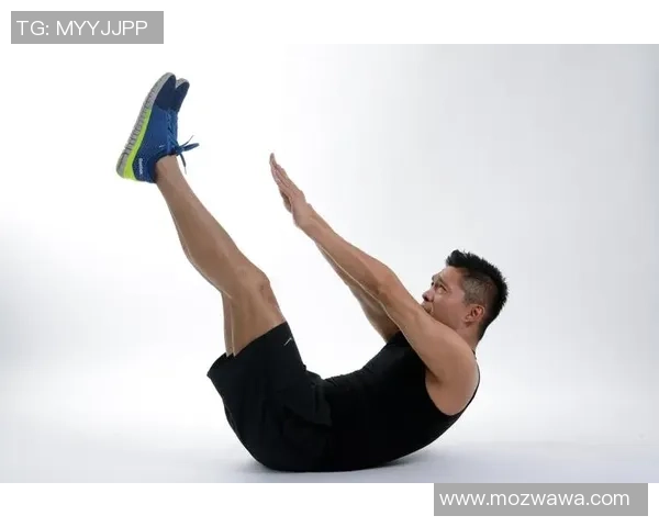 足球球星腹肌揭秘：他们如何通过训练保持完美身材与竞技状态